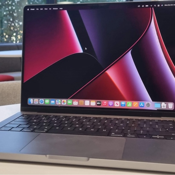 Like-New 2021 Apple MacBook Pro 14" - M1 Pro, 16GB, 512GB SSD - Silver - Picture 4 of 5